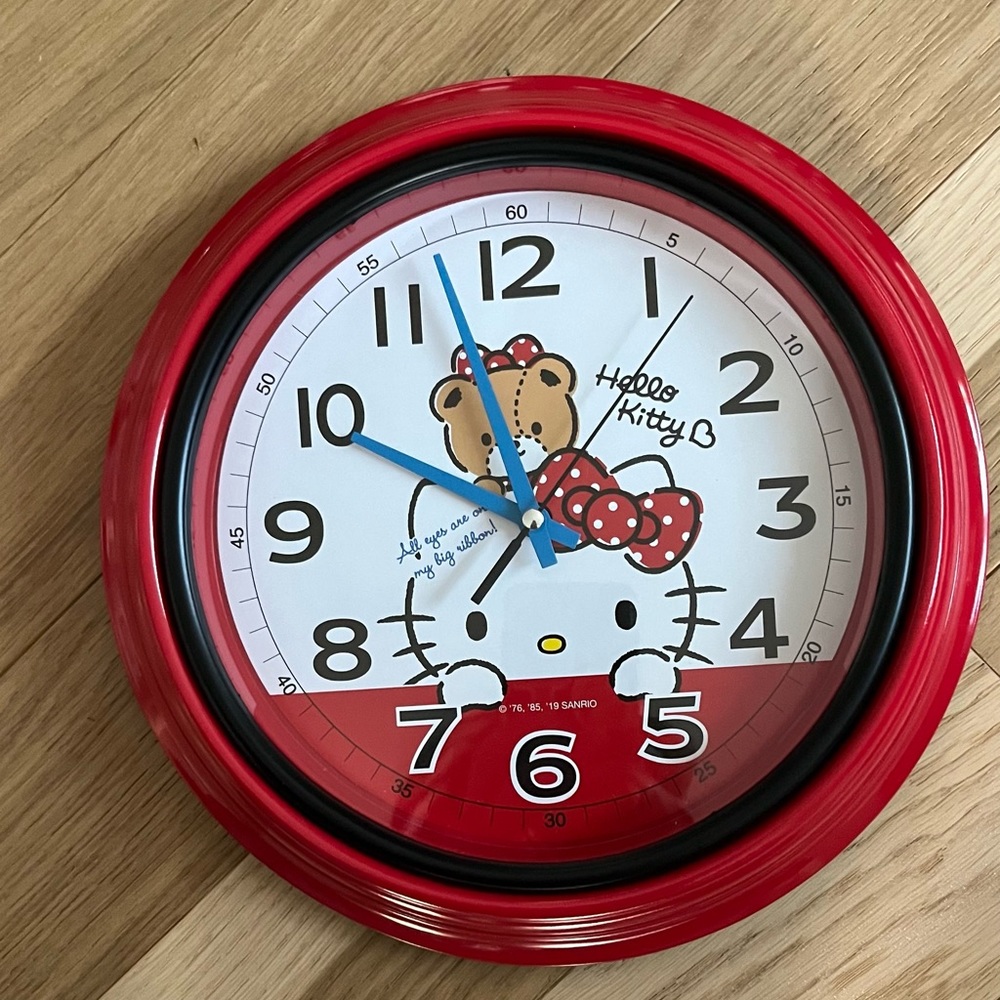 Hello Kitty wall clock with quiet sweep